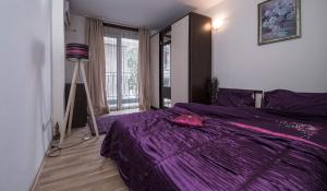 A bed or beds in a room at Cherry Garden1 Apartments