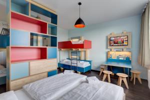 Säng eller sängar i ett rum på MEININGER Hotel Hamburg City Center