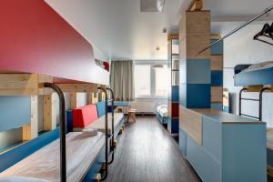 Säng eller sängar i ett rum på MEININGER Hotel Hamburg City Center