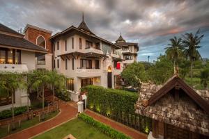 une image d'une maison avec une cour dans l'établissement Shinnabhura Historic Boutique Hotel, à Phitsanulok