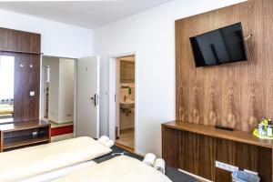 Säng eller sängar i ett rum på Hotel Jägerhaus