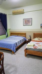 เตียงในห้องที่ Sataya Apartment