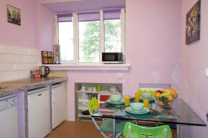 cocina con mesa de cristal en KvartiraSvobodna - Apartment at Pervy Basmannyy Pereulok, en Moscú
