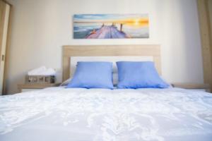 グラナダにあるEnjoyGranada CARLOS CANO IIのベッド(青い枕付)