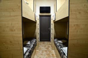 オデッサにあるLogovo Hostelの二段ベッド2台とドアが備わる客室です。