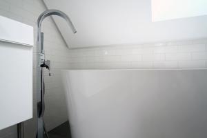 Vannituba majutusasutuses Osada Osjaków