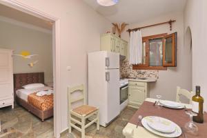 Кухня или мини-кухня в Niki Apartments
