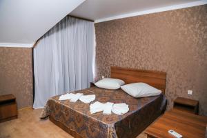 Un pat sau paturi într-o cameră la Bon Amour