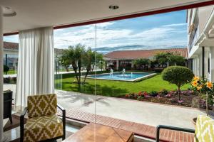 Бассейн в Parador de Nerja или поблизости