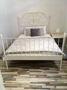 een wit bed met 2 kussens in een slaapkamer bij Domek na wsi Mokosz in Kwilcz