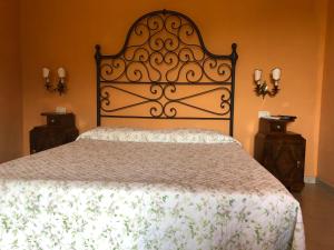 La Locanda della Vecchia Hosteria في غافورانا: غرفة نوم بسرير كبير وموقف ليلتين
