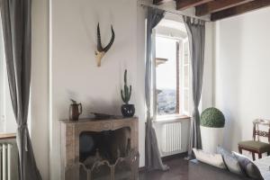 a living room with a fireplace and a window at Le Kraken Charme & Relax in Bergamo