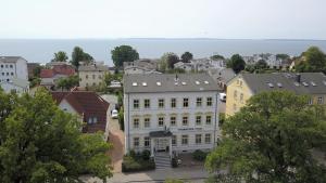 een luchtzicht op een stad met gebouwen bij Parkhotel del Mar in Sassnitz