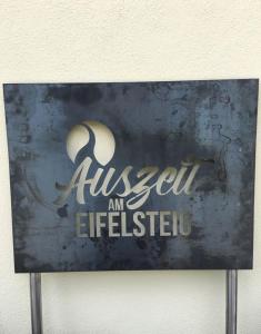 um sinal numa parede com o nome de um eliteig em Auszeit am Eifelsteig em Daun