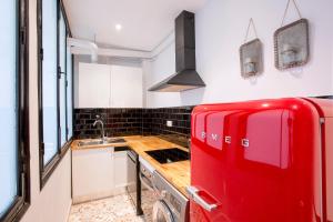 マドリードにあるSerrano Comfort, by Presidence Rentalsのキッチン(赤い冷蔵庫、シンク付)