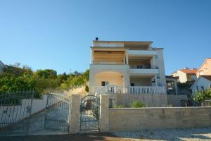 una casa con un cancello davanti di Apartment Bilice beach a Bilice (Bilizze)