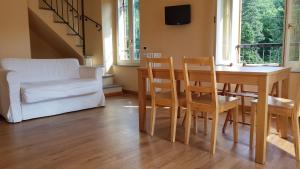 Martina Olba的住宿－Albergo Minetto，客厅配有桌椅和沙发