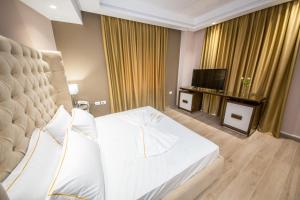 a hotel room with a bed and a television at Sole Luna Hotel in Borsh