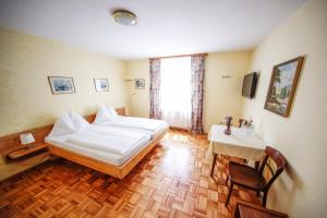 Postel nebo postele na pokoji v ubytování Hotel Lehenerhof