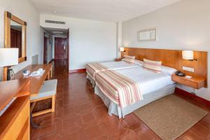 Кровать или кровати в номере Parador de Nerja