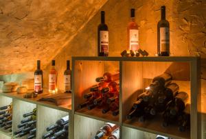 butelki wina w piwnicy w obiekcie Mirabilia Boutique Hotel w mieście Kriopigi
