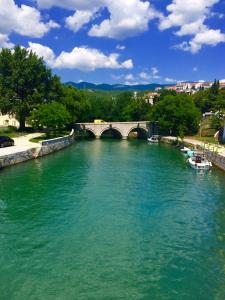 einen Fluss mit Brücke und Booten im Wasser in der Unterkunft Holiday House Crik in Crikvenica