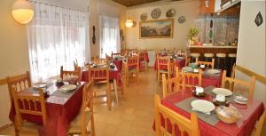 A restaurant or other place to eat at Hostal Julieta