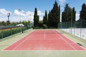 una pista de tenis con una red en Las Ventas en Utebo