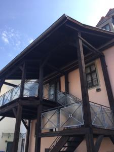 un edificio con un balcón en el lateral. en Am alten Stadtgefängnis, en Naumburg
