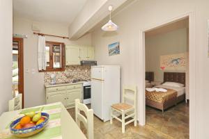 Кухня или мини-кухня в Niki Apartments
