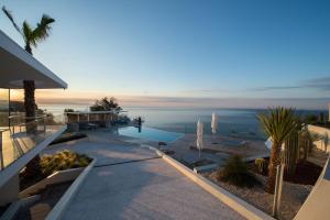 Casa con piscina y vistas al océano en B&B Capo Torre Resort & SPA, en Albisola Superiore