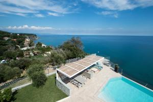 Θέα της πισίνας από το B&B Capo Torre Resort & SPA ή από εκεί κοντά