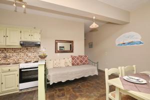 Кухня или мини-кухня в Niki Apartments
