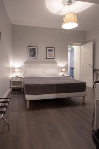 maribea rome center في روما: غرفة نوم بسرير كبير وموقف ليلتين