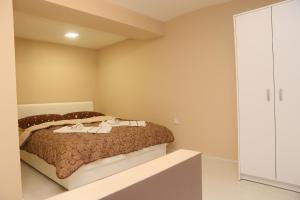 Ένα ή περισσότερα κρεβάτια σε δωμάτιο στο Apartman Centar 2