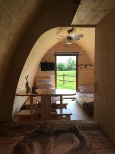 ein Esszimmer mit einem Tisch und einem Fenster in der Unterkunft De Rozephoeve Studio in Oisterwijk
