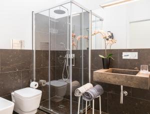 A bathroom at Shalai Relais Apartment