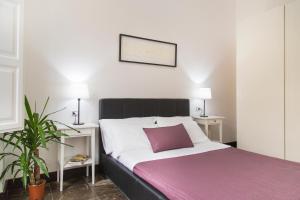 A bed or beds in a room at Shalai Relais Apartment