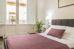 A bed or beds in a room at Shalai Relais Apartment