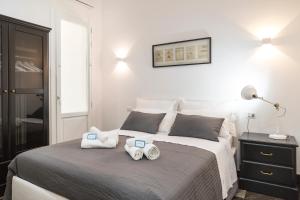 A bed or beds in a room at Shalai Relais Apartment