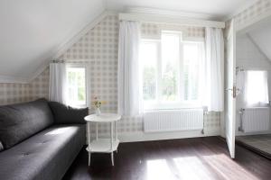 sala de estar con sofá y mesa en Ardrebo B&B en Ljugarn