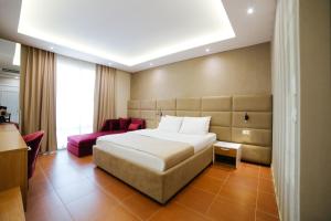 Llit o llits en una habitació de Albanian Star Hotel