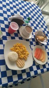 una mesa con un plato de comida en una mesa en Bellavista Isla del Sol, en Viviendas Hidroprado