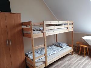 Poschodová posteľ alebo postele v izbe v ubytovaní Nad Krolewiecka
