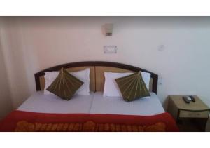 UttarkāshiにあるSahaj Villaのベッドルーム(枕付きベッド1台付)