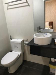 ein Bad mit einem WC und einem Waschbecken in der Unterkunft Khách sạn Trâm Anh in Quy Nhon