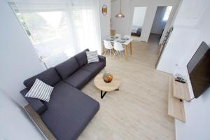 un soggiorno con divano blu e tavolo di Apartment Mia a Bibinje (Bibigne)