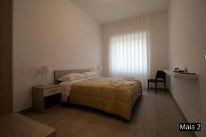 マテーラにあるCase Vacanze Maiaのベッドルーム1室(ベッド1台、テーブル、窓付)