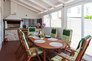 een eetkamer met een houten tafel en stoelen bij Holiday Home Luna in Orebić