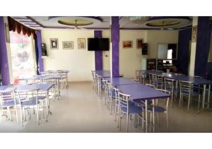grupa stołów i krzeseł w pokoju w obiekcie Hotel parikalp New w mieście Pachmarhi